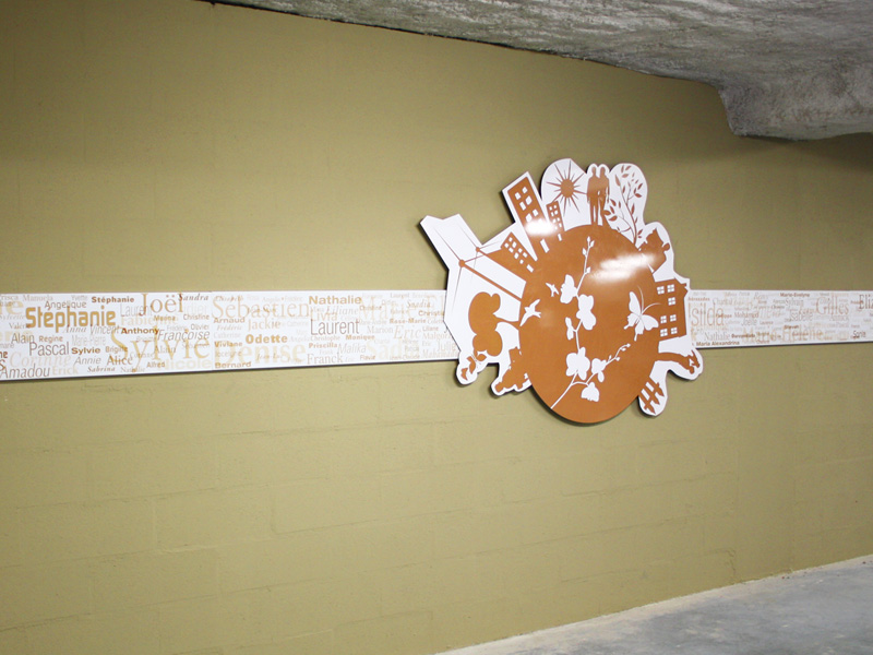 Impression UV sur une bande placer sur un mur, et forme ronde avec motif interne au format vignette