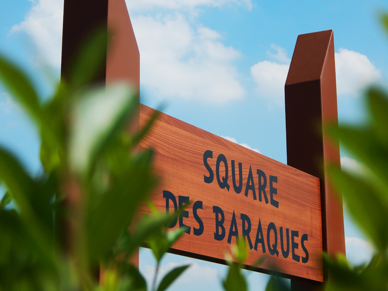 Square des baraques en totem avec inscription gravé miniature