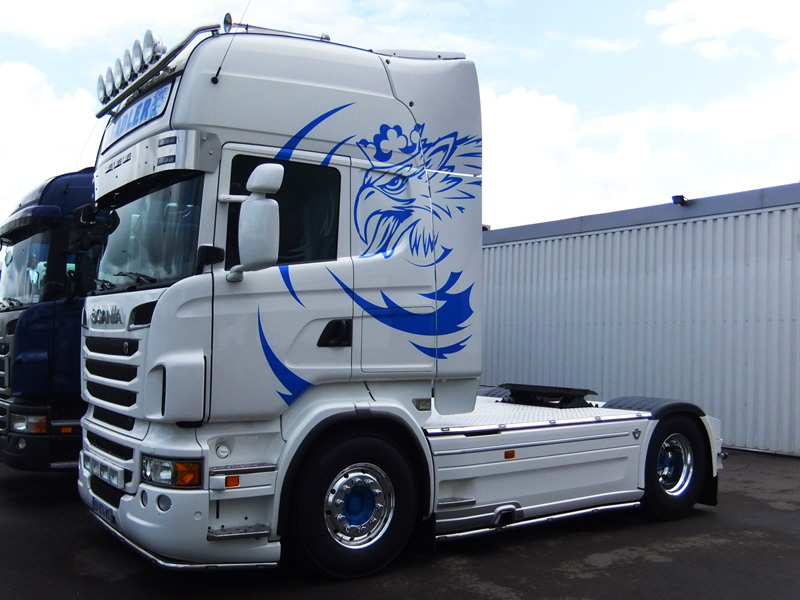 Camion décoré d'un aigle bleu en vinyle sur la tranche vu de coté