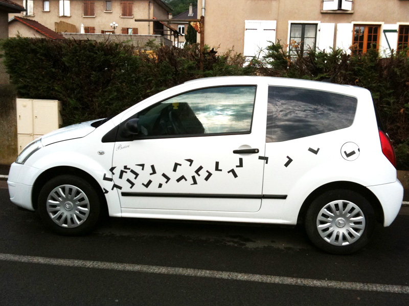 Voiture avec ligne vinyleabstraite sur le coté vue de biais