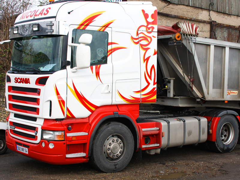 Camion scania avec aigle rouge et jaune vinyle sur la tranche vu de biais