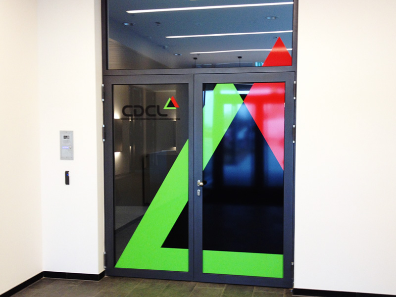 Porte vitré avec deux triangle de couleur mat