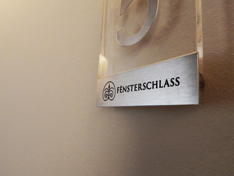 Signalistation avec inscription Fensterschlass marqué au laser